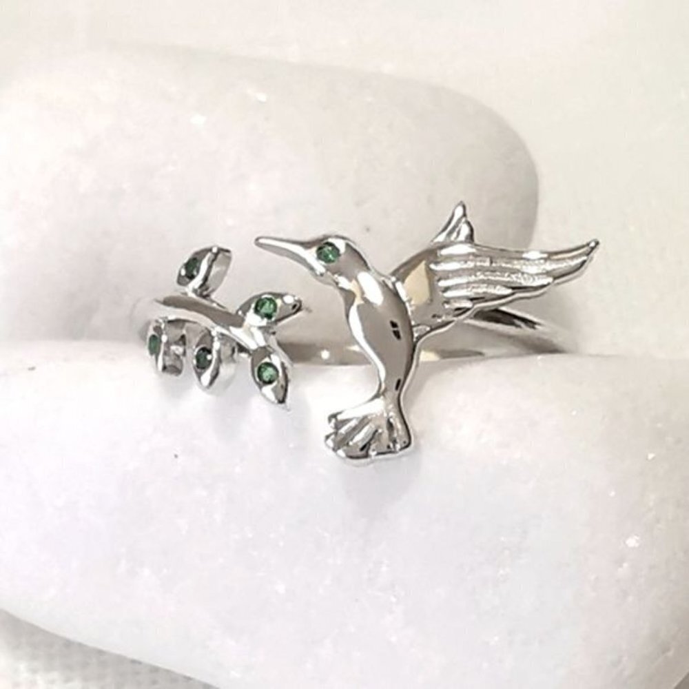 Genuine Emerald gemstone hummingbird ring in Sterling Silver size 6 🆕